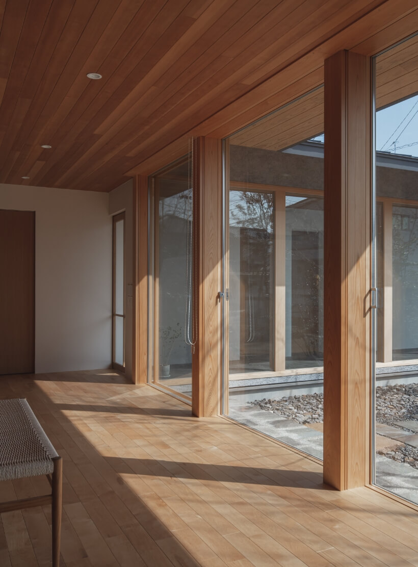 季節が感じられる庭と家族をつなぐ大きな窓